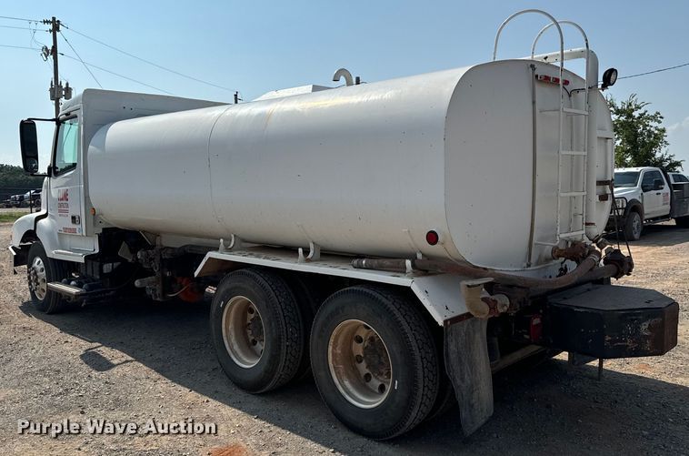 image for item LV9269 2000 Volvo VN water truck