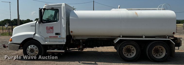 image for item LV9269 2000 Volvo VN water truck