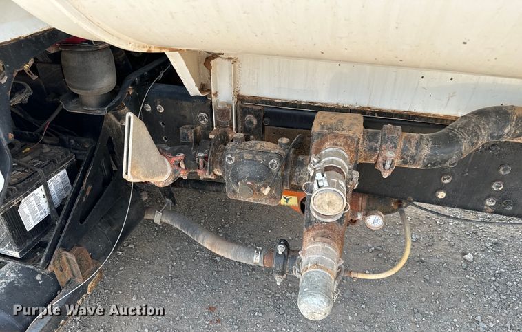 image for item LV9269 2000 Volvo VN water truck