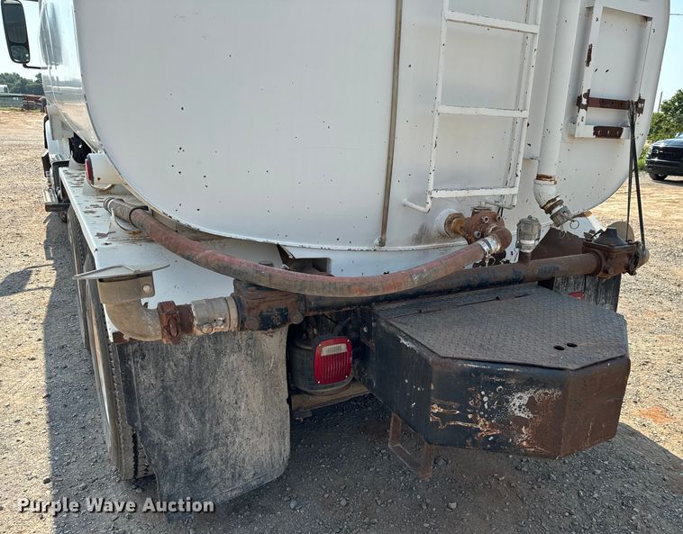 image for item LV9269 2000 Volvo VN water truck