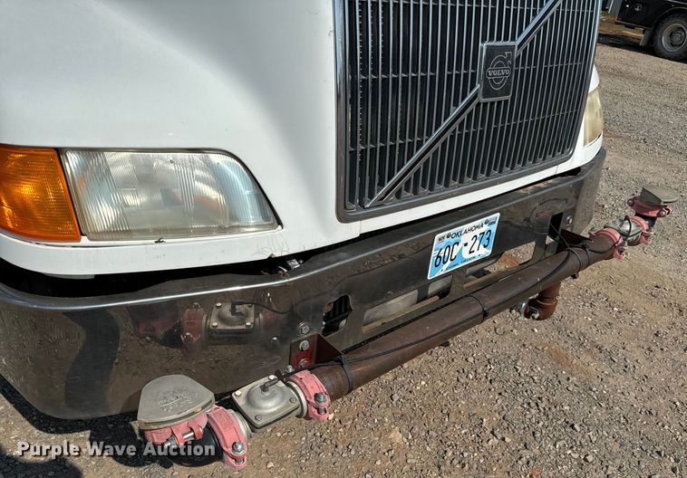 image for item LV9269 2000 Volvo VN water truck