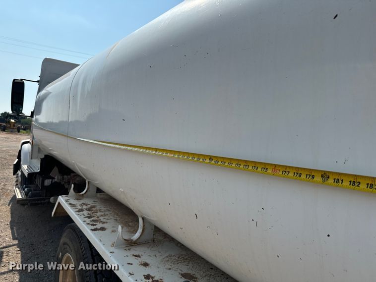 image for item LV9269 2000 Volvo VN water truck