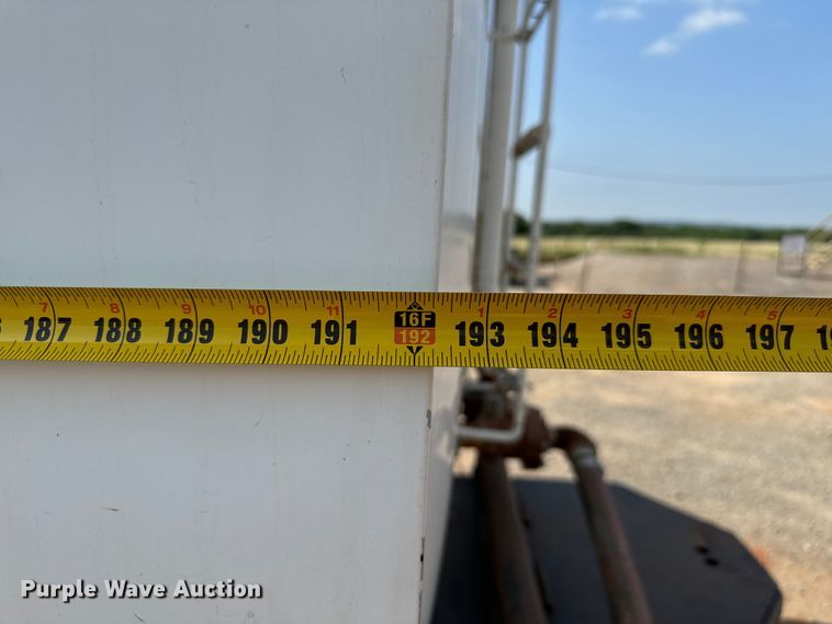 image for item LV9269 2000 Volvo VN water truck