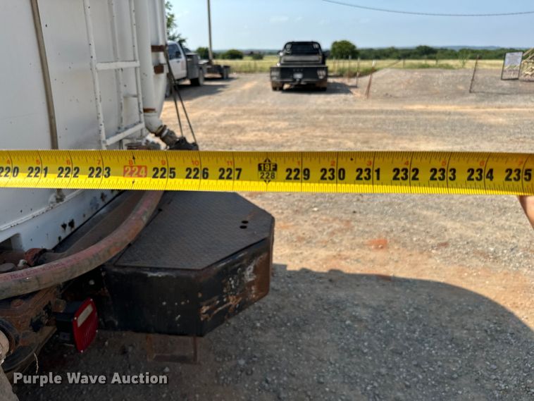 image for item LV9269 2000 Volvo VN water truck