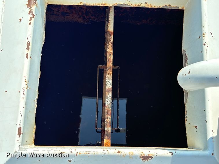 image for item LV9269 2000 Volvo VN water truck