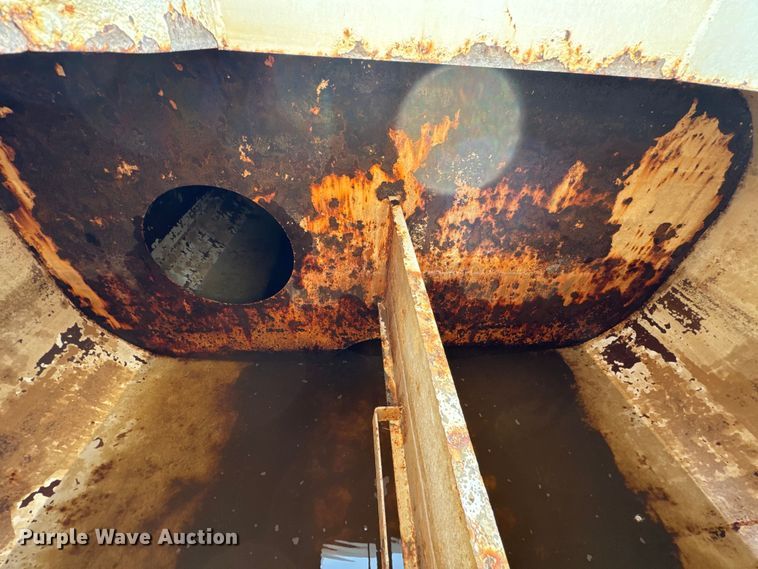 image for item LV9269 2000 Volvo VN water truck