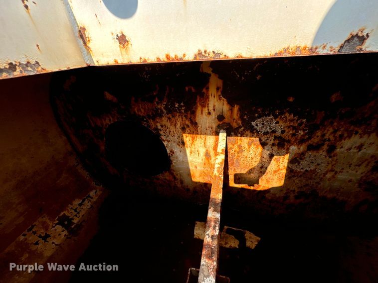 image for item LV9269 2000 Volvo VN water truck