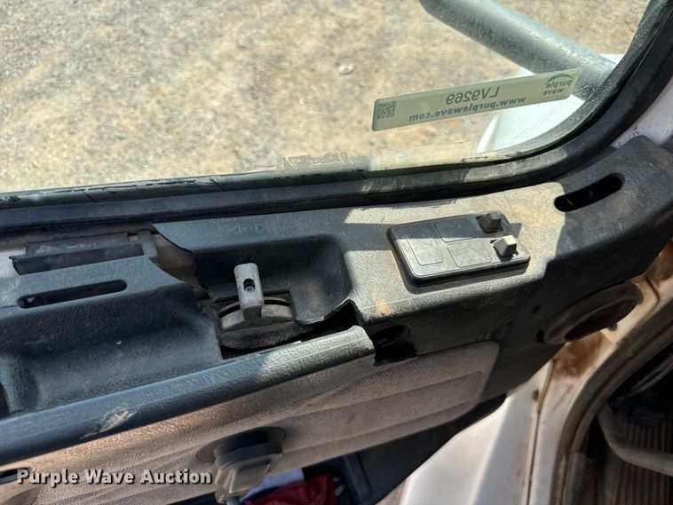 image for item LV9269 2000 Volvo VN water truck