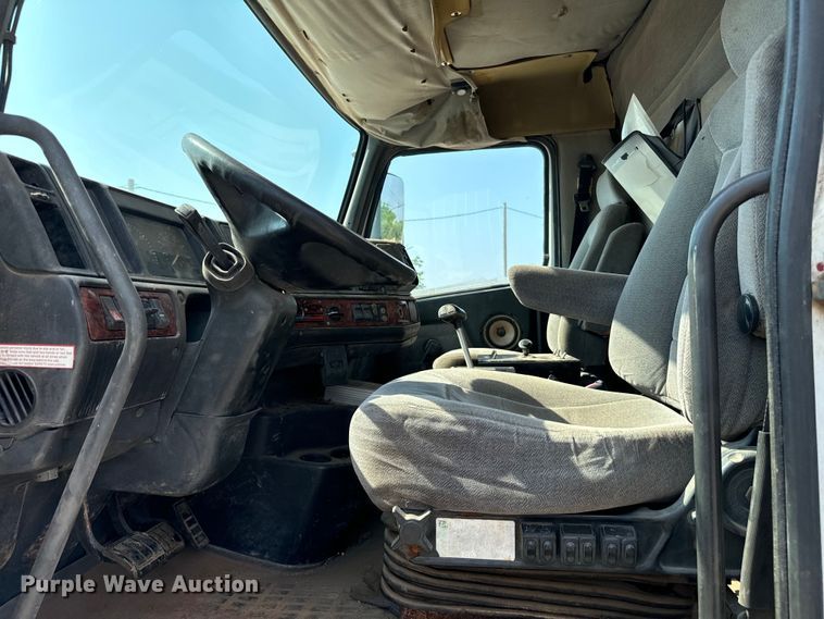 image for item LV9269 2000 Volvo VN water truck