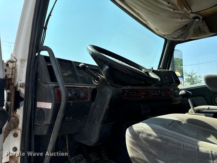 image for item LV9269 2000 Volvo VN water truck