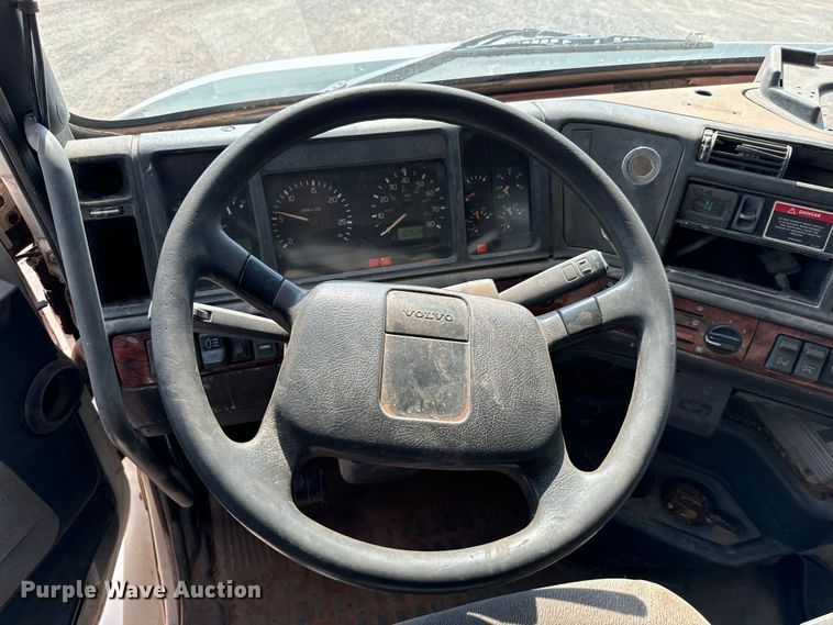 image for item LV9269 2000 Volvo VN water truck