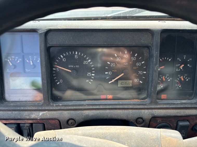 image for item LV9269 2000 Volvo VN water truck