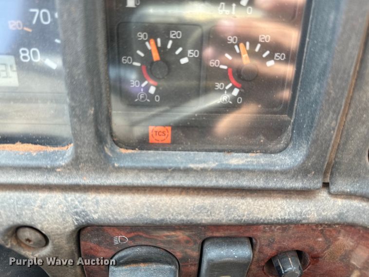 image for item LV9269 2000 Volvo VN water truck