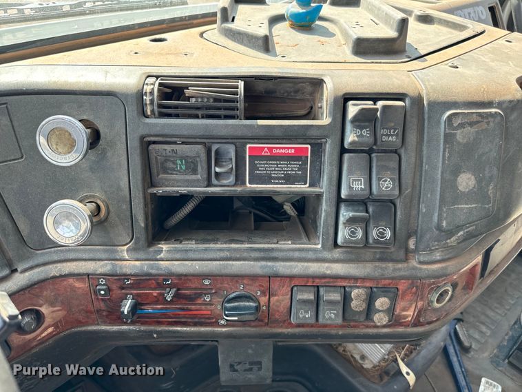 image for item LV9269 2000 Volvo VN water truck