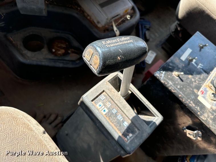 image for item LV9269 2000 Volvo VN water truck