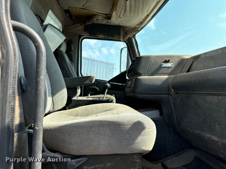 image for item LV9269 2000 Volvo VN water truck