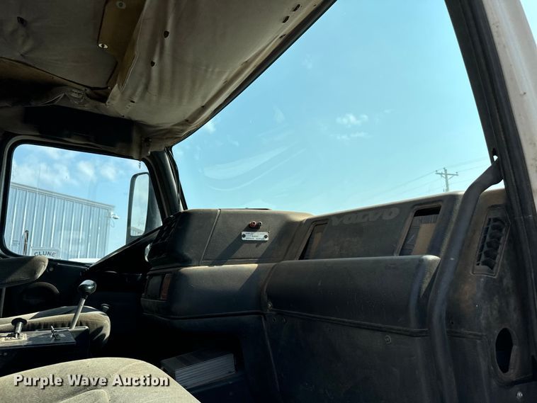 image for item LV9269 2000 Volvo VN water truck