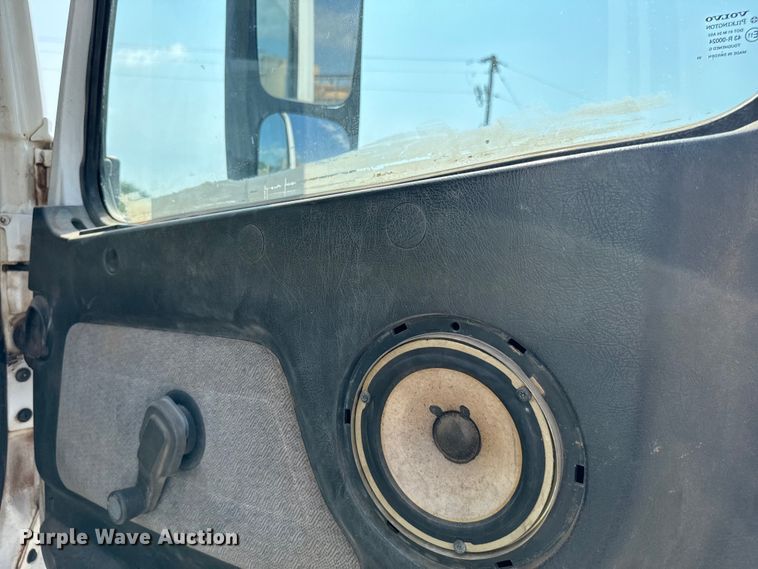 image for item LV9269 2000 Volvo VN water truck