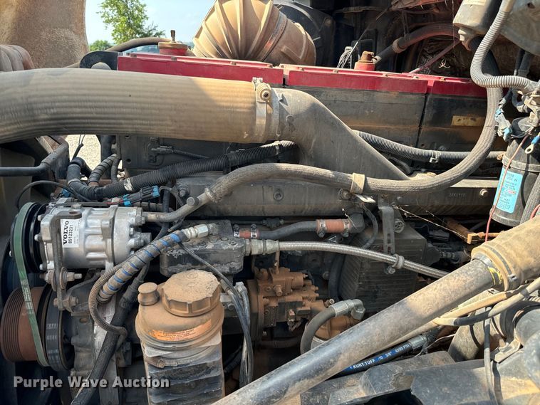 image for item LV9269 2000 Volvo VN water truck