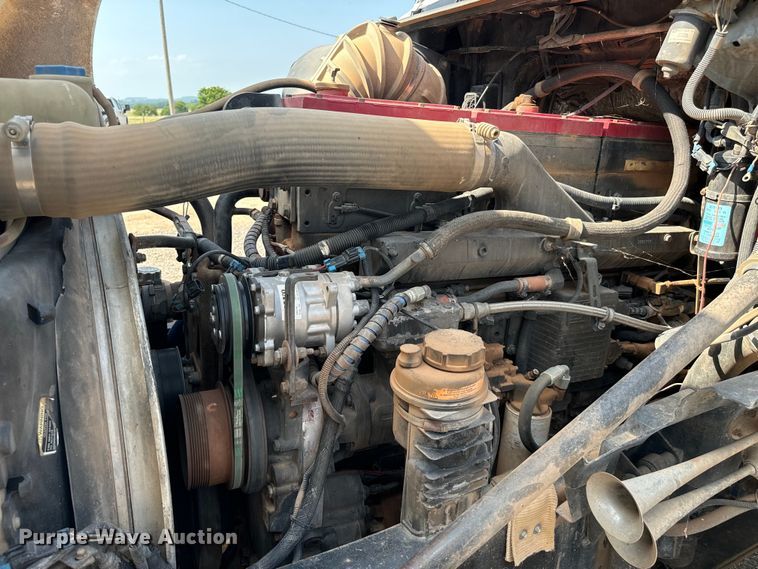 image for item LV9269 2000 Volvo VN water truck