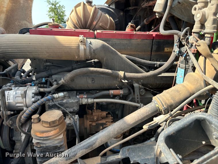 image for item LV9269 2000 Volvo VN water truck