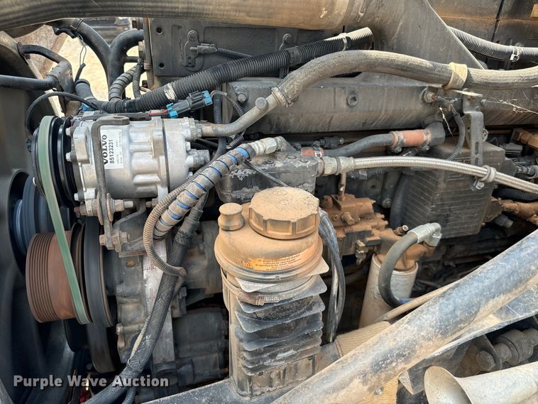 image for item LV9269 2000 Volvo VN water truck