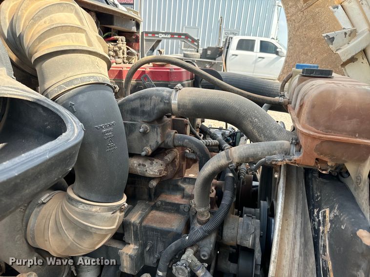 image for item LV9269 2000 Volvo VN water truck