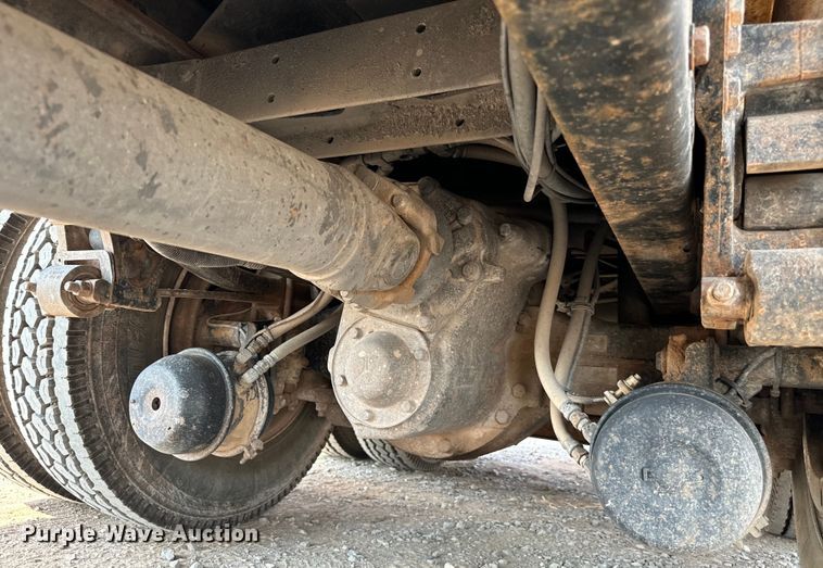 image for item LV9269 2000 Volvo VN water truck