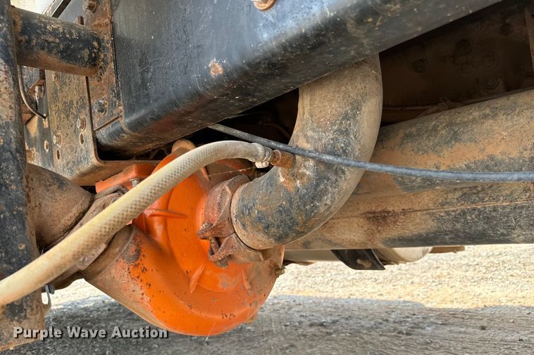 image for item LV9269 2000 Volvo VN water truck