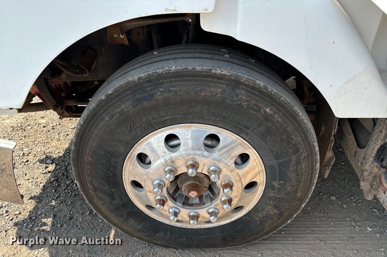 image for item LV9269 2000 Volvo VN water truck