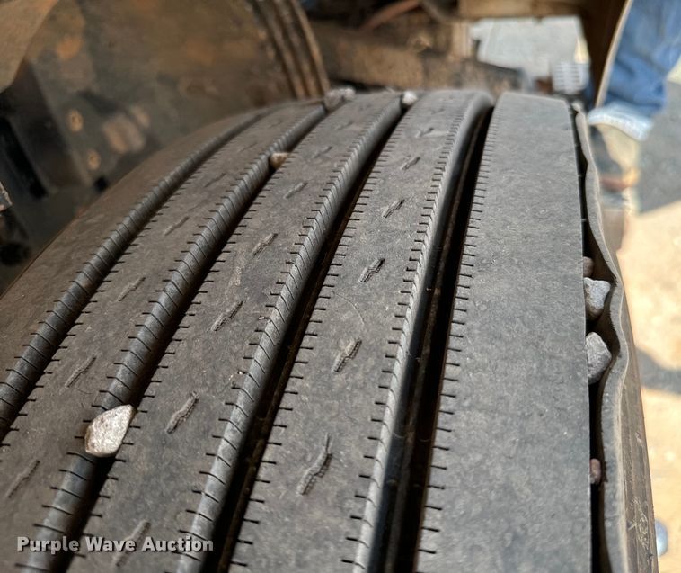 image for item LV9269 2000 Volvo VN water truck