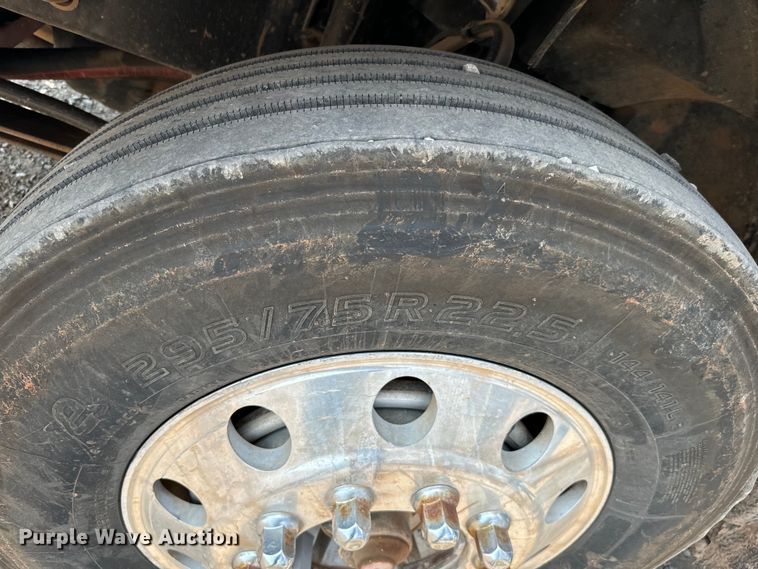 image for item LV9269 2000 Volvo VN water truck