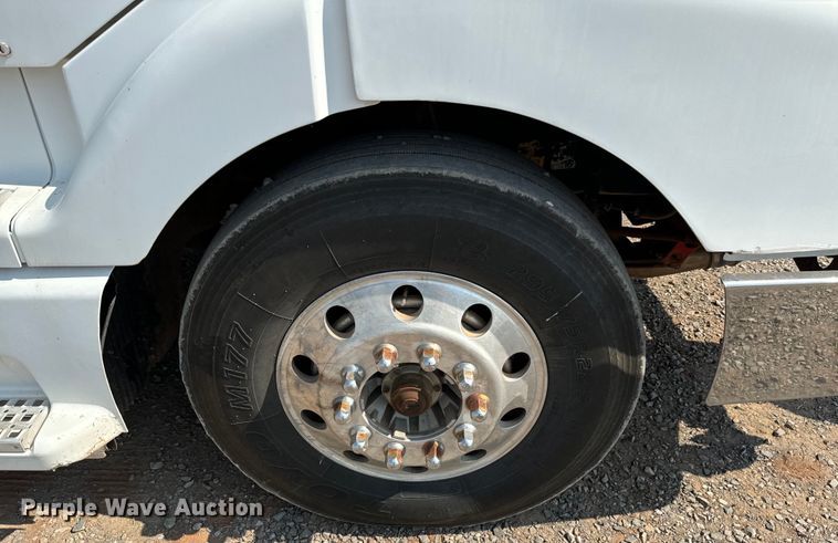 image for item LV9269 2000 Volvo VN water truck