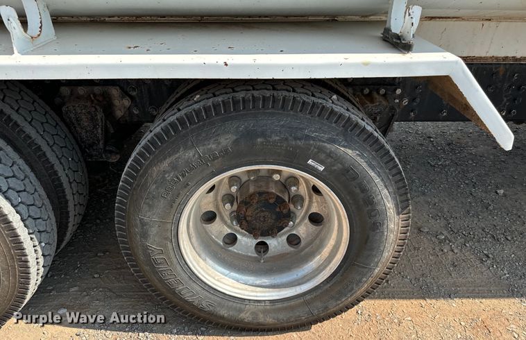 image for item LV9269 2000 Volvo VN water truck