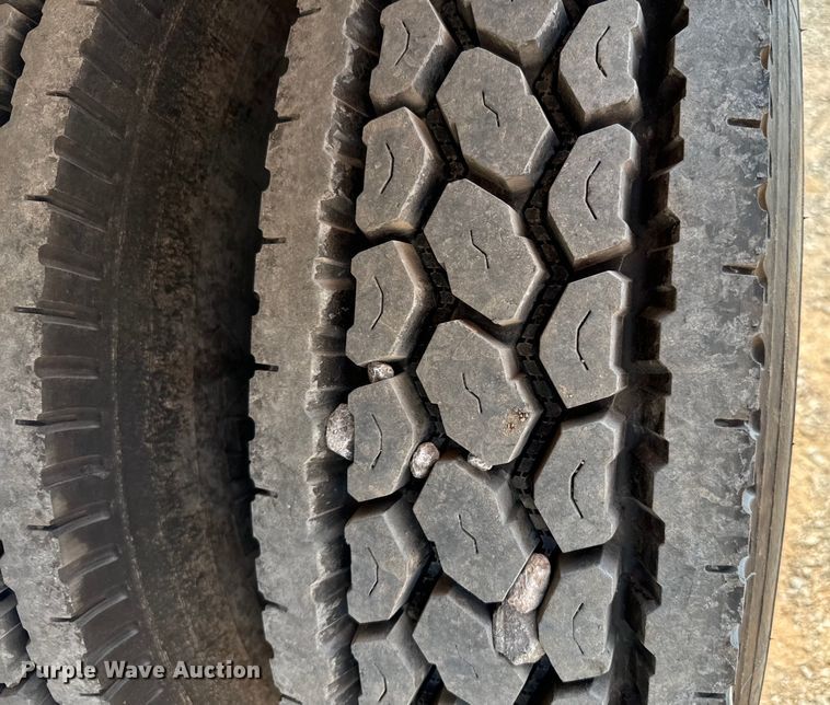 image for item LV9269 2000 Volvo VN water truck