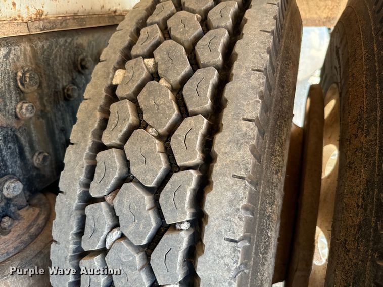 image for item LV9269 2000 Volvo VN water truck