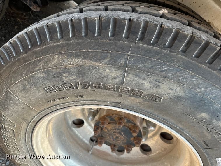 image for item LV9269 2000 Volvo VN water truck