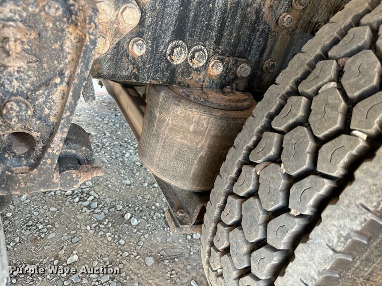 image for item LV9269 2000 Volvo VN water truck