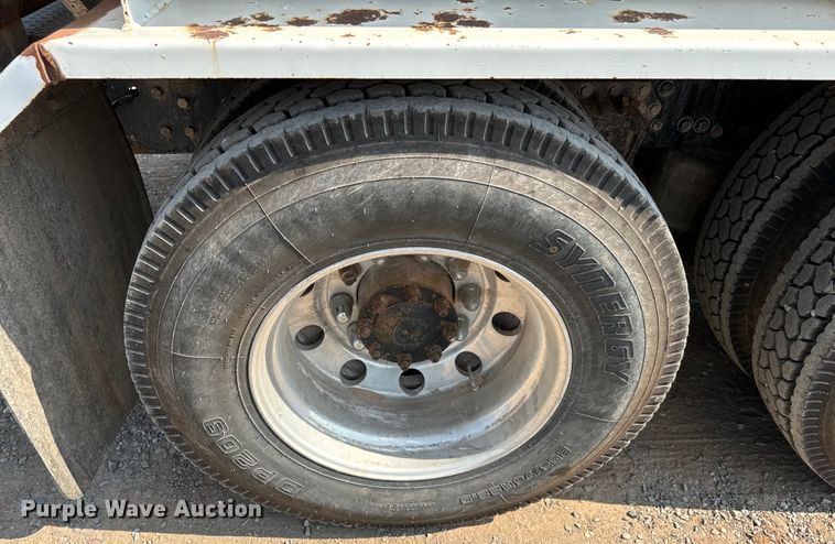 image for item LV9269 2000 Volvo VN water truck