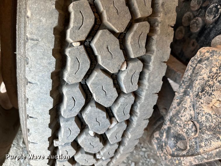 image for item LV9269 2000 Volvo VN water truck