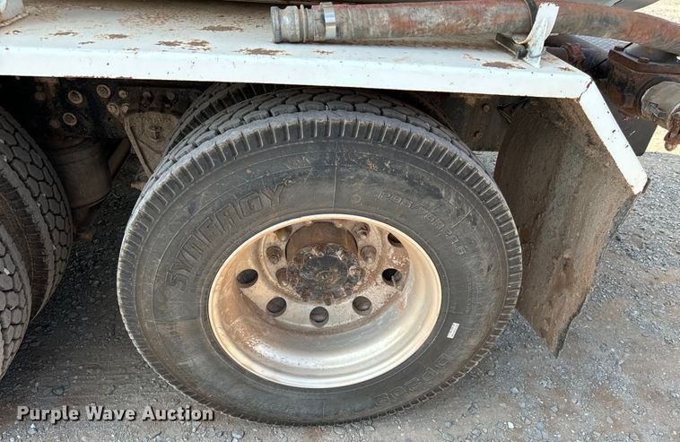 image for item LV9269 2000 Volvo VN water truck