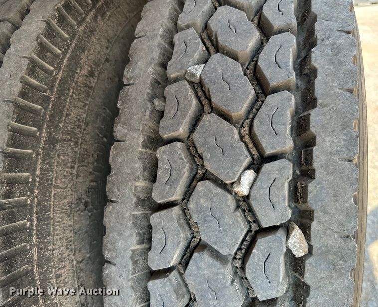 image for item LV9269 2000 Volvo VN water truck