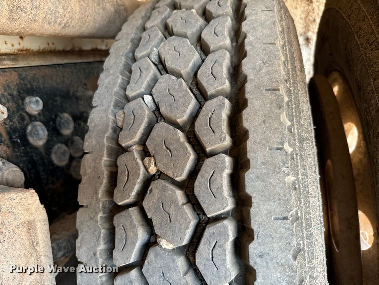 image for item LV9269 2000 Volvo VN water truck