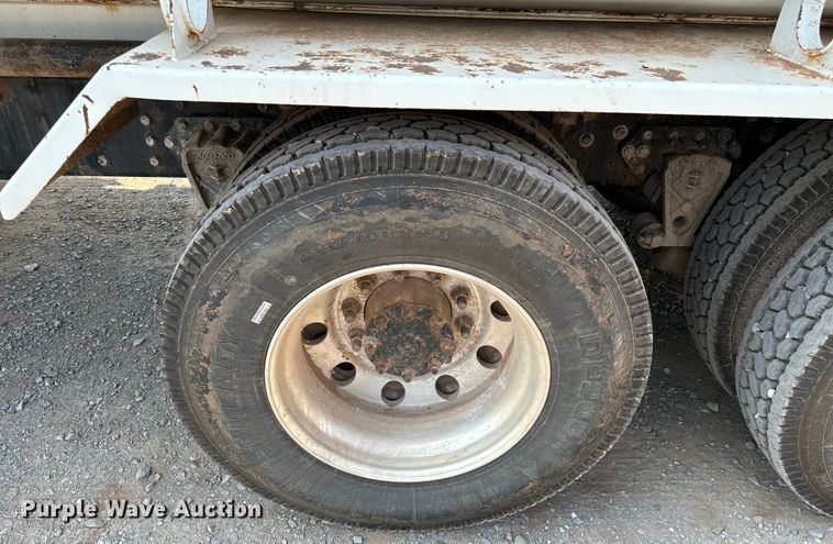 image for item LV9269 2000 Volvo VN water truck