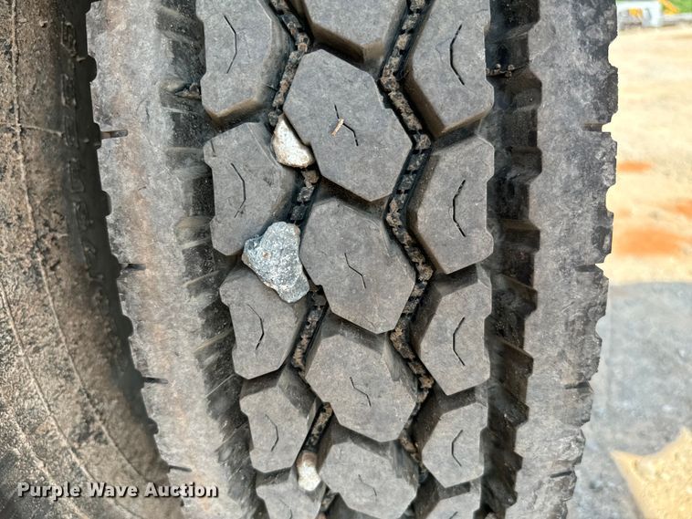 image for item LV9269 2000 Volvo VN water truck