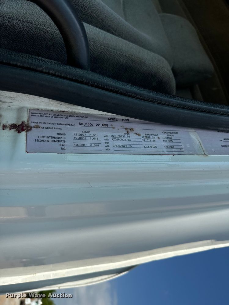 image for item LV9269 2000 Volvo VN water truck