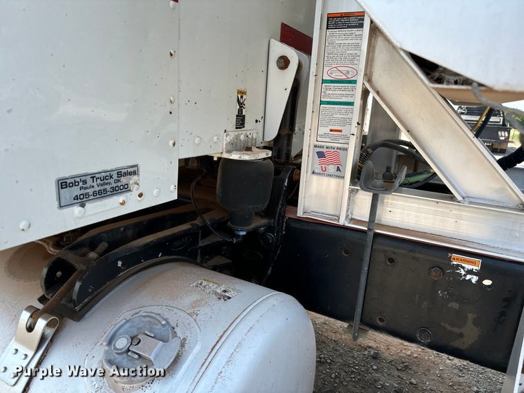 image for item LV9270 2012 Peterbilt  367 semi truck