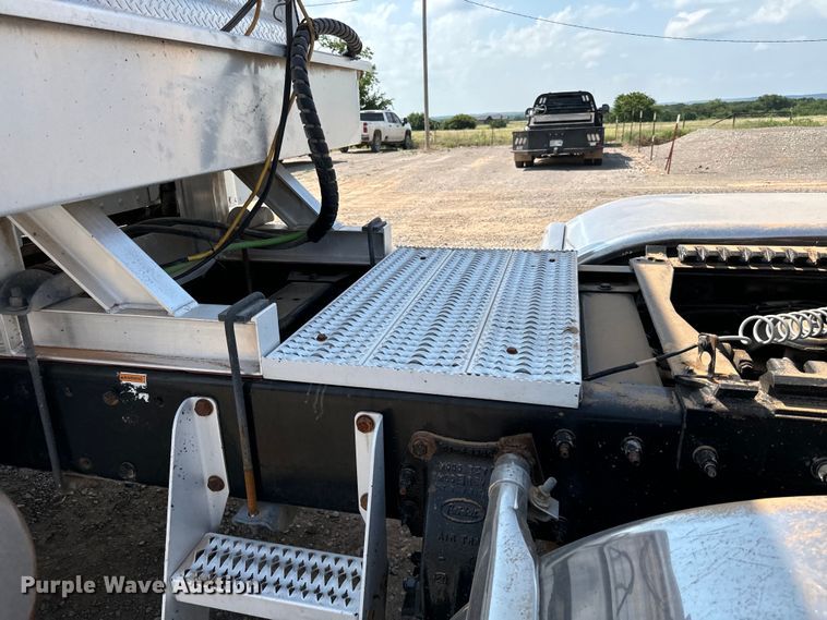 image for item LV9270 2012 Peterbilt  367 semi truck