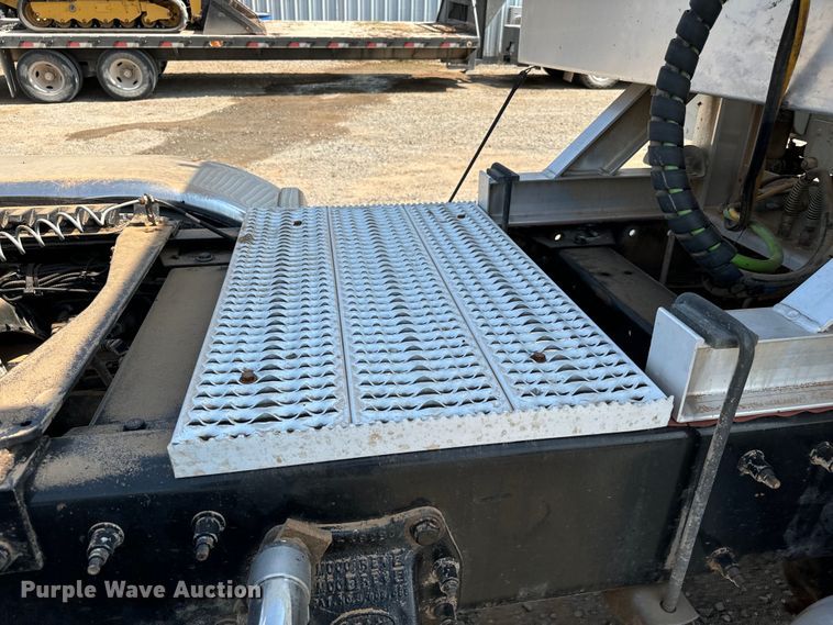 image for item LV9270 2012 Peterbilt  367 semi truck