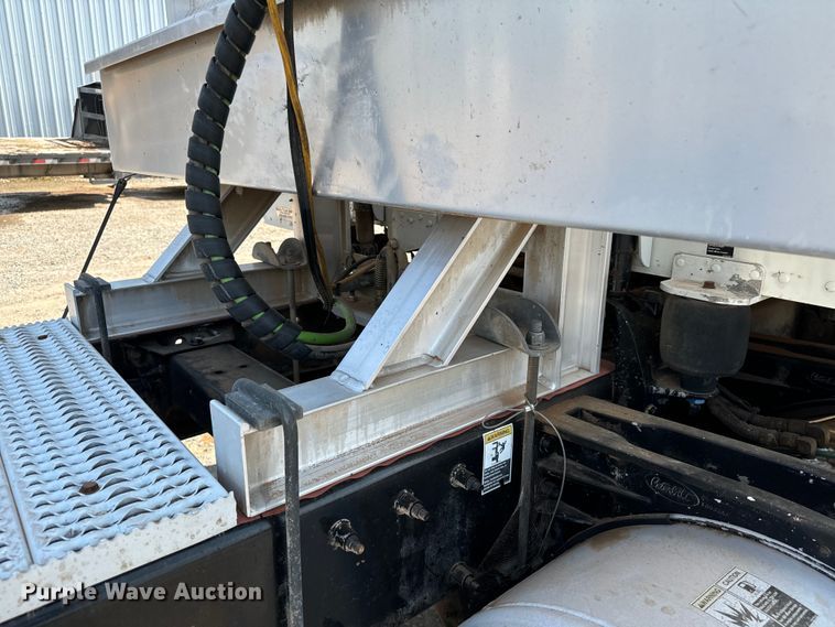 image for item LV9270 2012 Peterbilt  367 semi truck